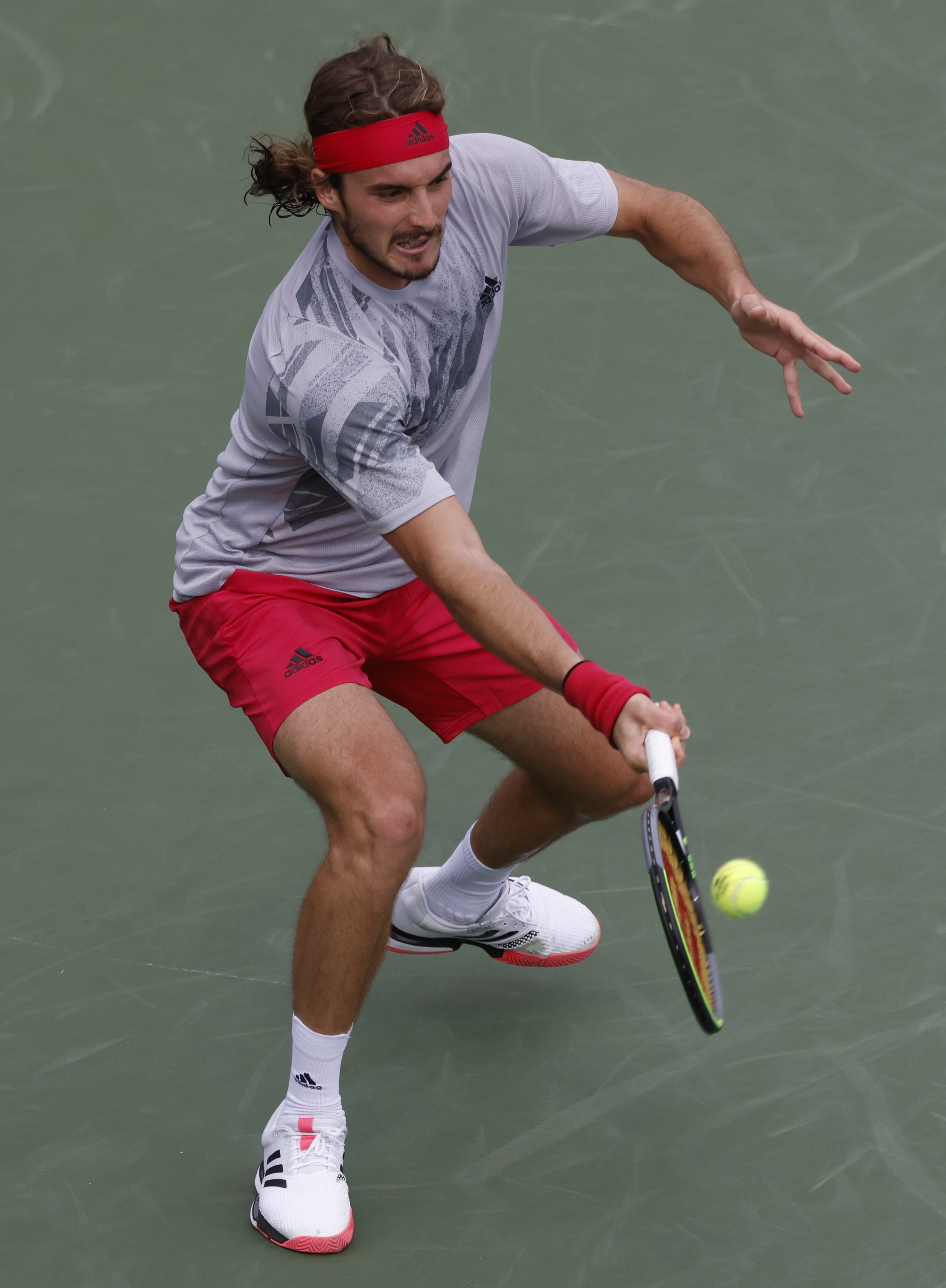 欧洲网球队鏖战法国网球队，西西帕斯高光表现的简单介绍