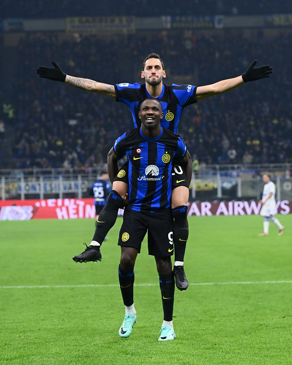 米兰体育-国米猛踢弗洛西诺内,国米剑出鞘