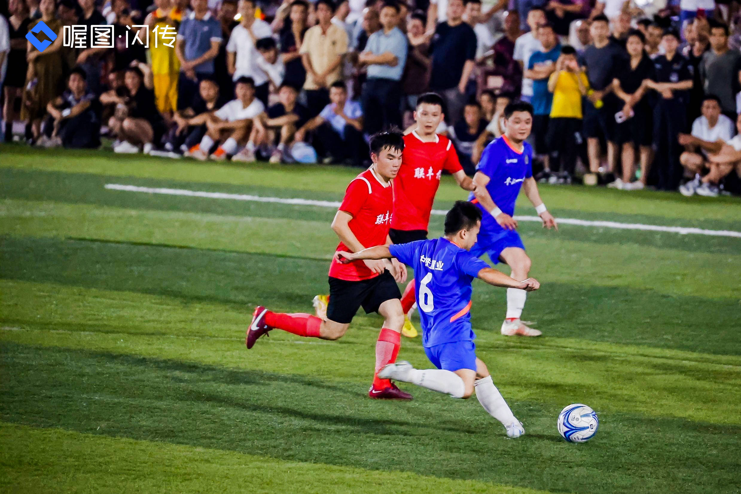 精益求精的足球比赛场面激情迸发，团队精神彰显的简单介绍