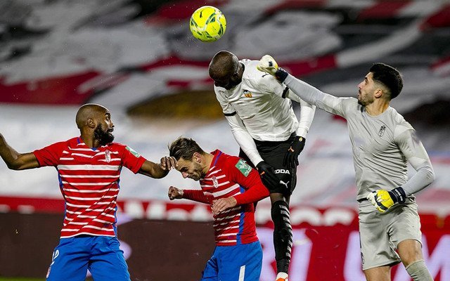 米兰体育官方网站-卡迪斯接连踢球员获罚,球队受到严惩