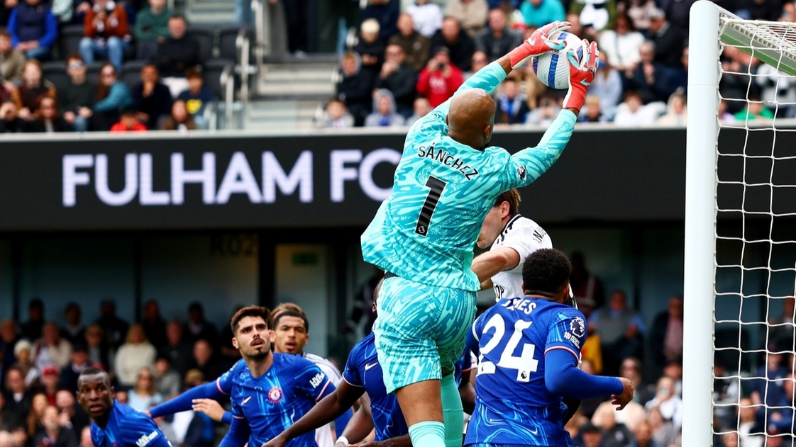 切尔西新引援抵达训练基地,球迷欢呼的简单介绍 切尔西新引援抵达训练基地,球迷欢呼的简单介绍