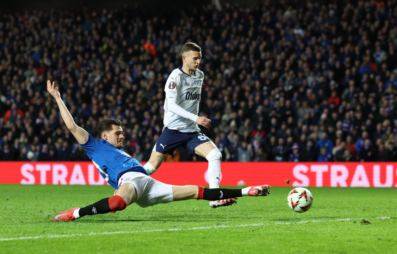 拉齐奥主场大破对手,赢得观众喝彩 拉齐奥主场大破对手,赢得观众喝彩