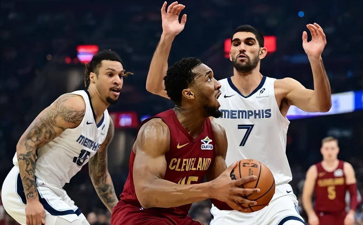 包含灰熊翻盘北京队，米切尔刷新纪录的词条