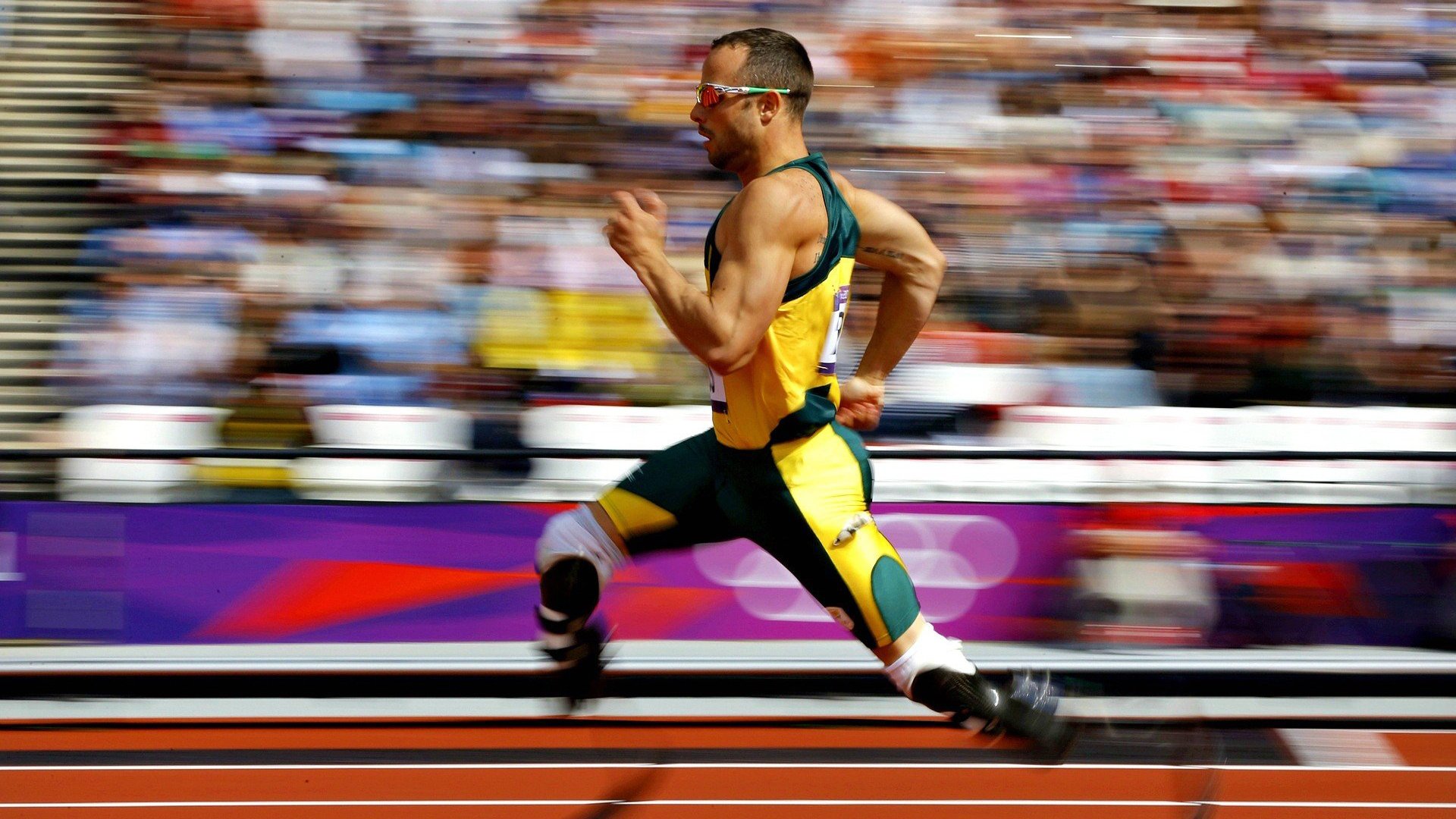 街道霓虹与三分弧线，当F1引擎轰鸣遇见库里存在感拉满的跨界之夜