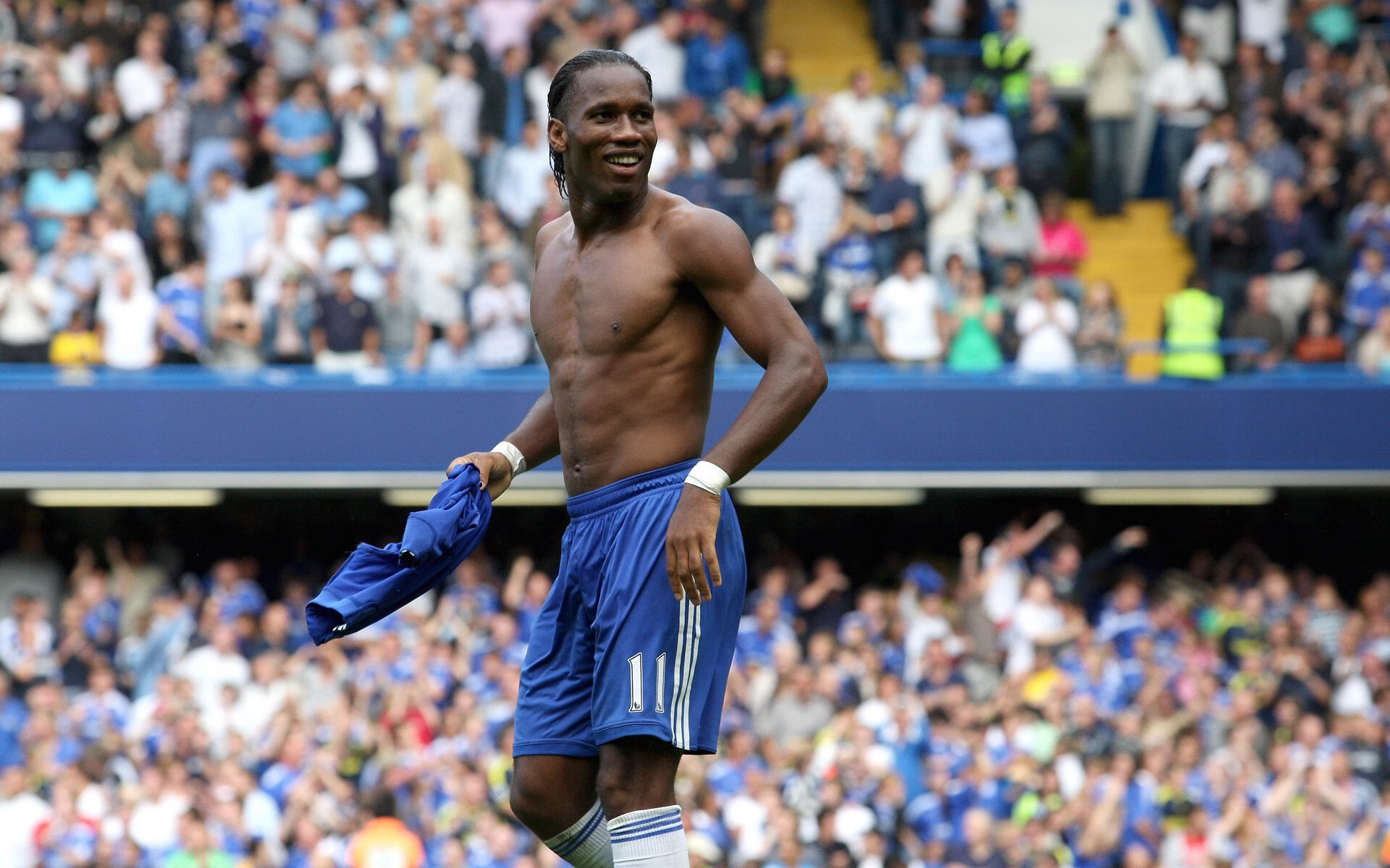 米兰体育-智利决胜局带走巴萨？英超争冠焦点战中的南美暗线