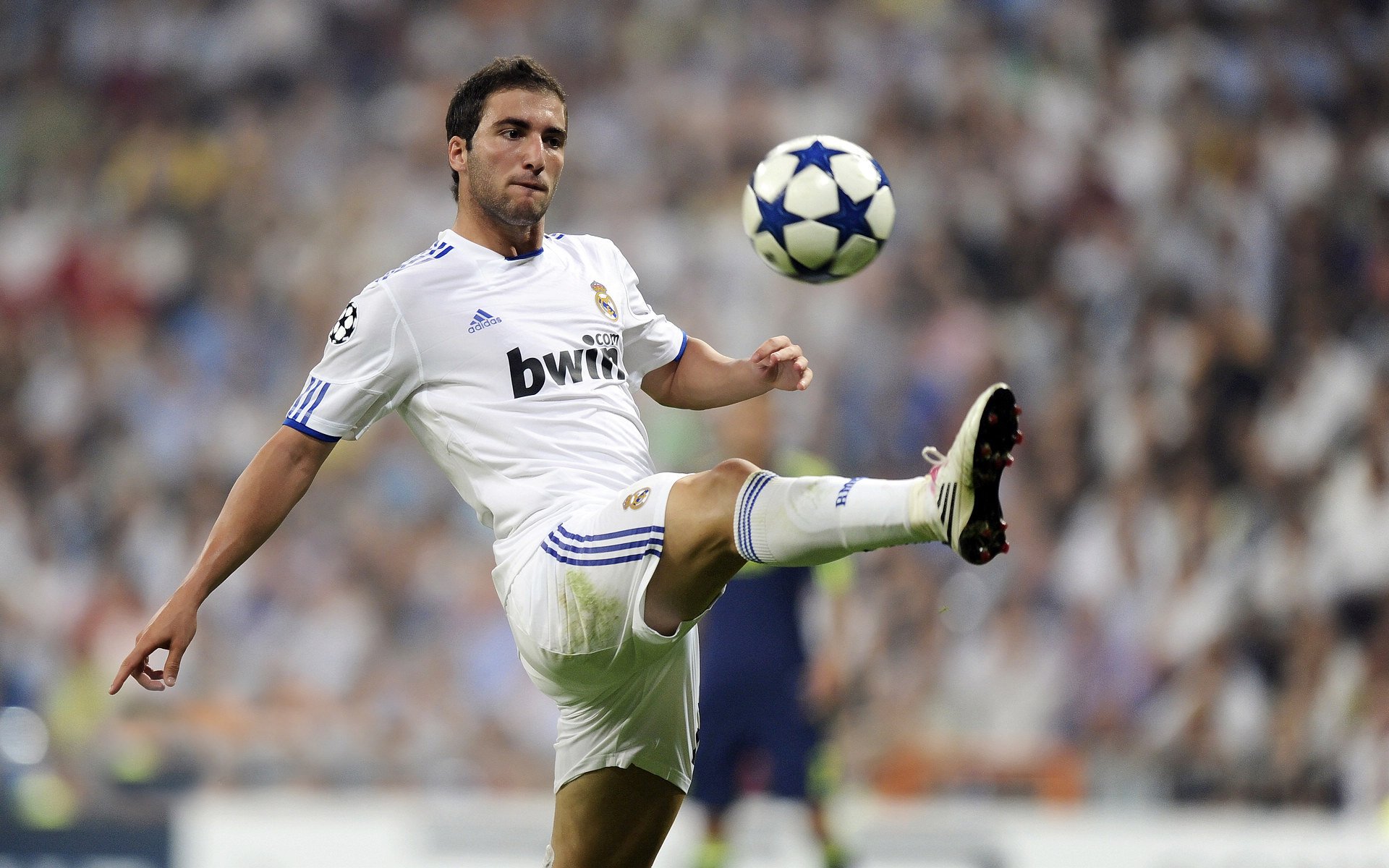 特奥的加冕礼，欧冠决赛的绝对主宰，与勒沃库森压制多特的战术暗喻